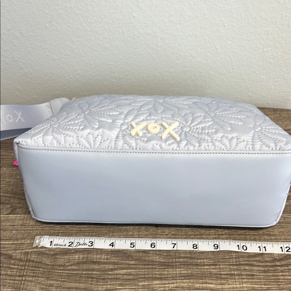 Betsey Johnson Sky Blue Daisy Quilted Cosmetic Bag 🩵 💄 - Picture 8 of 10